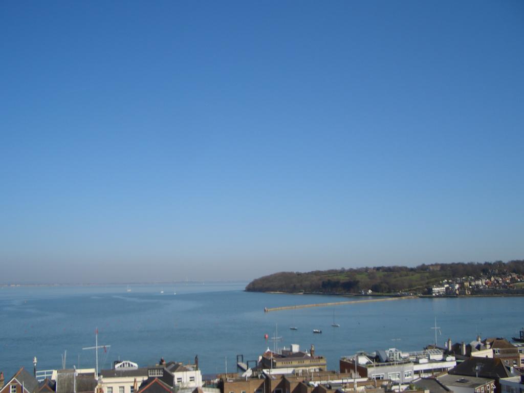 Cliffhanger 18 Castle Road Cowes  Rom bilde